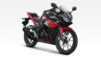 Kini, Honda CBR150R memiliki 4 varian warna. Warna Matte Black dipasarkan dengan Rp 34.934.000 untuk tipe STD. Victory Black Red dibanderol Rp 34.934.000 untuk tipe STD dan Rp 38.934.000 untuk tipe ABS. Sementara varian Dominator Matte Black sebagai warna baru pada model ini serta Honda Racing Red dipasarkan dengan Rp 35.633.000 untuk tipe STD dan Rp 39.633.000 untuk tipe ABS. Warna MotoGP Edition dipasarkan dengan Rp 39.834.000 untuk tipe ABS. Semua harga itu berlaku dengan status On The Road (OTR) Jakarta. Foto: Dok. PT Astra Honda Motor