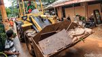Warga Bintaro Masih Bersihkan Lumpur Sisa Banjir