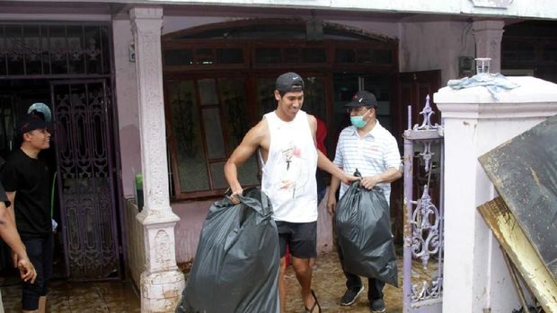 Ketika Sean Gelael Ikut Bantu Korban Banjir Jakarta