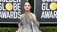 Banyak yang memuji penampilan Joey King dengan dress yang membuat ilusi optik tersebut. Frazer Harrison/Getty Images
