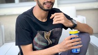 Penampilan Martunis Sarbini mencuri perhatian banyak orang. Apalagi pada posenya yang satu ini, sambil memegang minuman kaleng Martunis Sarbini terlihat cool. Foto: Instagram @martunis_sarbini