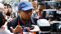 Novel tiba di Ditreskrimum Polda Metro Jaya, Jakarta Selatan, pukul 10.20 WIB, Senin (6/1/2020). Novel, yang mengenakan kemeja biru, didampingi dua kuasa hukumnya.