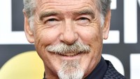 Dan yang tak kalah heboh adalah penampilan Pierce Brosnan yang disebut mirip dengan Kolonel Sanders. Frazer Harrison/Getty Images