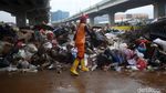 Aduh! Sampah Sisa Banjir Menumpuk di Kolong Tol Becakayu