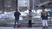 Warga meletakan karangan bunga di lokasi kecelakaan. Reiwillige Feuerwehr Luttach via AP.