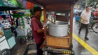 Intinya gini aja, tidak apa-apa nggak boleh dagang di sini, asal yang nggak boleh tuh yang kayak gimana. Apa yang gelar tenda, dari pagi sampai sore? Kalau pedagang kaki lima yang keliling yang nggak nentu juga dari pagi sampai sore masa nggak boleh juga? Harus ada toleransinya juga. Jangan dipukul rata semua, tidak begitu. Kita kan warga Indonesia juga, kata pedagang batagor, Maulana, saat ditemui di lokasi, Senin (6/1/2020). (Foto: Yogi Ernes/detikcom)