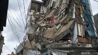 Polisi sudah berada di lokasi untuk melakukan olah TKP. Belum diketahui detail penyebab ruko itu bisa roboh. (Foto: Rolando/detikcom)
