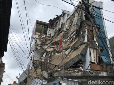 Potret Ruko 4 Lantai yang Roboh di Slipi Jakbar