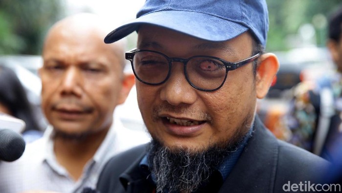 Penyidik KPK Novel Baswedan tiba di Polda Metro Jaya. Ia akan diperiksa sebagai korban penyerangan air keras.