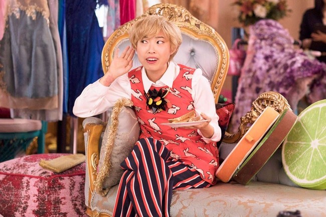 Sosok Awkwafina menarik atensi pada 2018 melalui film Crazy Rich Asians. Karakter  Peik Lin Goh yang dimainkannya tampak menonjol. Salah satunya dalah berkat gaya busana yang ramai. Foto: Instagram