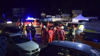 Sekelompok turis Jerman baru saja turun dari bus saat mereka kembali ke hotel dari klub malam. Tiba-tiba mobil menabrak mereka. Beberapa di antara mereka terlempar hingga puluhan meter. Reiwillige Feuerwehr Luttach via AP.