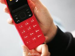Penampakan Ponsel Lipat Nokia 2720 Berkelir Merah