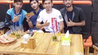 Begitu pula dengan momen yang ini. Setelah pesanannya habis, Martunis Sarbini dan teman-temannya mengabadikan momen dengan berfoto bersama. Foto: Instagram @martunis_sarbini