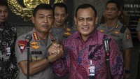 Kapolri Jenderal Pol Idham Azis (kiri) melakukan salam komando dengan Ketua Komisi Pemberantasan Korupsi (KPK) Firli Bahuri (kanan) usai pertemuan tertutup di Mabes Polri di Jakarta, Senin (6/1/2020). ANTARA FOTO/Nova Wahyudi.