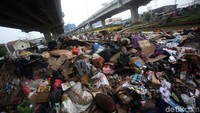 Sampah ini menumpuk sejak kemarin karena menunggu antrean diangkut dengan truk menuju TPA Bantar Gebang.
