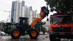 Alat Berat Angkut Sampah Sisa Banjir di Jakarta