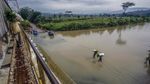 Luapan Sungai Cileungsi Genangi Jalan Alternatif di Bogor