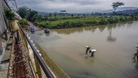 Begini penampakan jalan yang tergenang luapan air Sungai Cileungsi.
