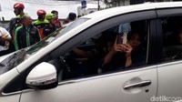 Pengendara mobil berhenti sejenak dan mengabadikan peristiwa tersebut.