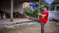 Seorang bocah tengah bermain sepakbola di halaman belakang rumahnya di Provinsi Lao Cai, Vietnam. Istimewa/UNICEF/Viet Hung.