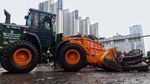 Alat Berat Angkut Sampah Sisa Banjir di Jakarta