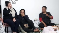 Dewi Irawan dan Mayky tampak masih sangat terpukul dengan kepergian Ria Irawan. Pool/Palevi S/detikFoto.