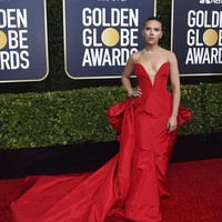 Scarlett Johansson menjadi salah satu bintang yang menghadiri Golden Globes 2020 di Los Angeles, California, Minggu (5/1/2020) atau Senin pagi WIB. Ia pun sukses menebar pesonanya dalam balutan gaun merah dramatis rancangan Vera Wang, berikut perhiasan Bvlgari. (Foto: Jordan Strauss/Invision/AP)