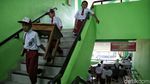 Hari Pertama Sekolah, Siswa SD di Kapuk Muara Bersihkan Kelas