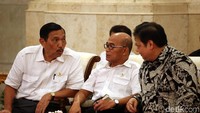 Jokowi pun meminta kepada seluruh menteri dan kepala lembaga untuk mengingatkan para pejabat eselonnya dalam mempercepat serapan anggaran belanja di awal tahun.