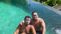 Lihatlah tanpa malu dan gengsi dia membagikan momen berenang bersama anaknya dengan muka bermasker. (hotmanparisofficial/Instagram)