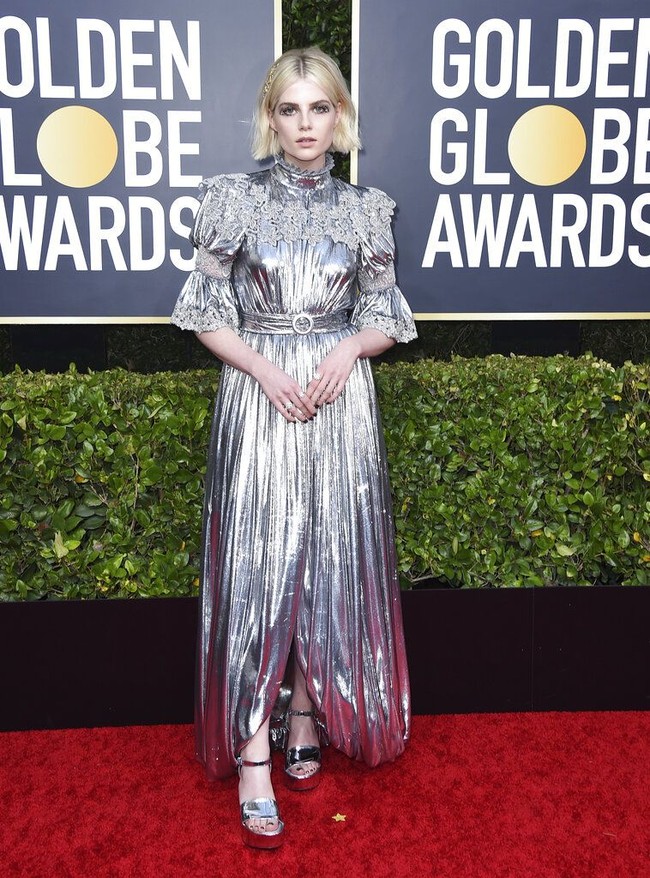 Penampilan Lucy Boynton terkesan kaku dalam balutan gaun serba metalik ini. (Foto: Jordan Strauss/Invision/AP)