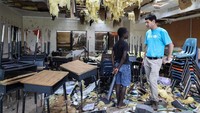Seorang siswa tampak berbicara dengan salah satu petugas UNICEF di sebuah ruang kelas yang rusak di Marsh Harbour, Bahama, setelah kawasan tersebut diterjang Badai Dorian. Istimewa/UNICEF/Moreno Gonzales.