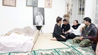 Tampak beberapa rekan artis sudah mulai berdatangan ke rumah duka. Pool/Palevi S/detikFoto.