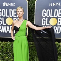 Gaya edgy Charlize Theron yang khas tertutupi gaun Dior hijau yang sangat mencolok. (Foto: Frazer Harrison/Getty Images)