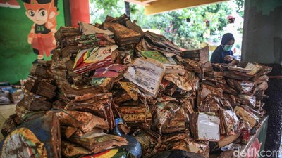 Alamak! Ratusan Buku Ini Rusak Terendam Banjir