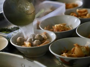 Pengakuan Karyawan Warung Bakso yang Pakai Penglaris Celana Dalam