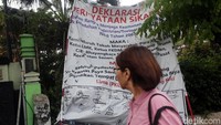 Dengan adanya spanduk itu, trotoar di sepanjang Jalan Kramat Raya hingga Jalan Salemba Raya dapat bebas dari PKL dan parkir liar sehingga para pejalan kaki dapat lebih leluasa melintasi di trotoar tersebut.