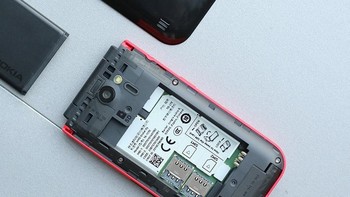 Mendukung dual SIM dan dibekali baterai 1.500 mAh. Foto: Sina Mobile