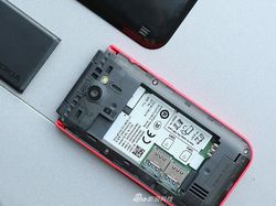 Penampakan Ponsel Lipat Nokia 2720 Berkelir Merah