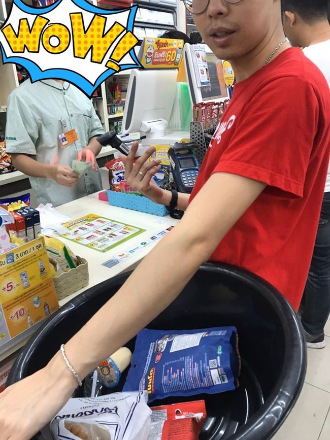 Bagaimana kalau pakai ember seperti ini? Cukup praktis meski tampak seperti ingin pergi mencuci. Foto: Facebook @rovmaira