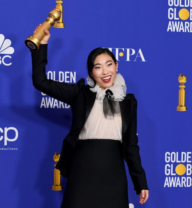 Awkwafina merupakan keturunan Asia pertama yang meraih penghargaan Aktris Terbaik kategori film musikal atau komedi dalam Golden Globe Awards 2020 berkat The Farewell. Dalam film The Farewell, Awkwafina berperan sebagai Billi, seorang perempuan keturunan China-Amerika. Ia kembali ke China bersama keluarganya untuk berpisah dengan neneknya yang sedang sakit. Foto: Getty Images