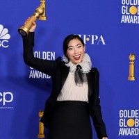 Awkwafina merupakan keturunan Asia pertama yang meraih penghargaan Aktris Terbaik kategori film musikal atau komedi dalam Golden Globe Awards 2020 berkat The Farewell. Dalam film The Farewell, Awkwafina berperan sebagai Billi, seorang perempuan keturunan China-Amerika. Ia kembali ke China bersama keluarganya untuk berpisah dengan neneknya yang sedang sakit. Foto: Getty Images