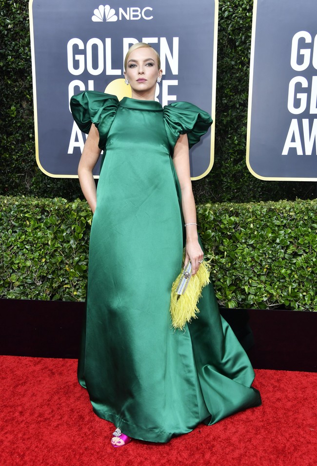 Di serial Killing Eve, Jodie Comer gidambarkan sebagai psikopat pembunuh yang punya selera busana unik. Begitu pula di kehidupan nyata. Sayangnya di Golden Globes, gaun hijau Mary Katrantzou pilihan aktris Inggris ini membuatnya masuk daftar artis berbusana terburuk karena tampak kusut. (Foto: Frazer Harrison/Getty Images)