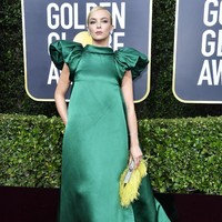 Di serial Killing Eve, Jodie Comer gidambarkan sebagai psikopat pembunuh yang punya selera busana unik. Begitu pula di kehidupan nyata. Sayangnya di Golden Globes, gaun hijau Mary Katrantzou pilihan aktris Inggris ini membuatnya masuk daftar artis berbusana terburuk karena tampak kusut. (Foto: Frazer Harrison/Getty Images)