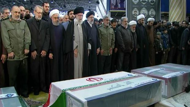 Ayatollah Ali Khamenei menangis saat baca doa di hadapan jenazah Qasem Soleimani yang tewas dalam serangan AS di Irak