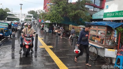 Potret PKL di Trotoar Jalan Salemba Raya yang Ditolak Warga