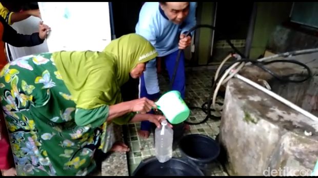 Warga mengambil air dari sumur milik Muntofik dan Tohaya