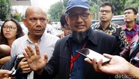 Penyidik KPK Novel Baswedan melambaikan tangan kepada awak media saat tiba di Polda Metro Jaya, Senin (6/1/2020).