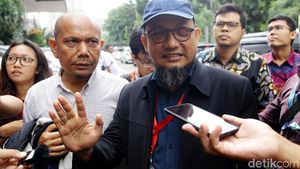 Lambaian Tangan Novel Baswedan Saat Tiba di Polda Metro Jaya