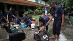 Aksi Bersih-bersih Para Guru di Hari Pertama Masuk Sekolah